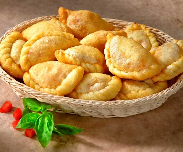 Panzerotti à la ricotta et à la saucisse Panzerotti à la ricotta et à la saucisse