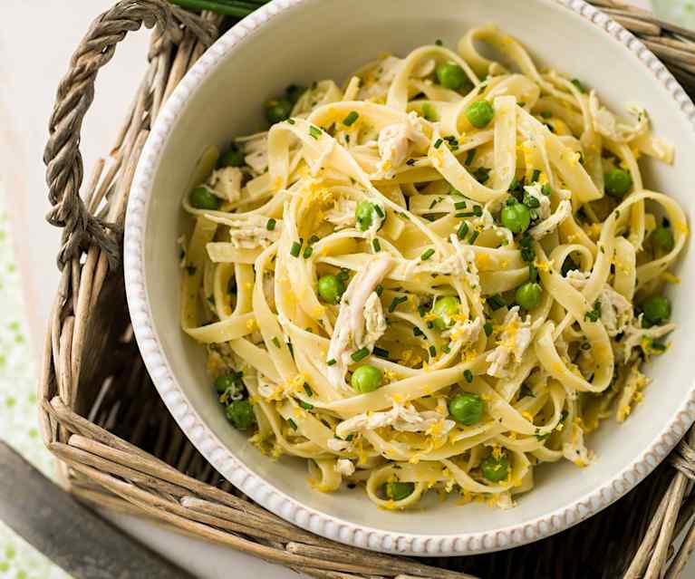 Fettuccini con pollo y chícharos Fettuccini con pollo y chícharos