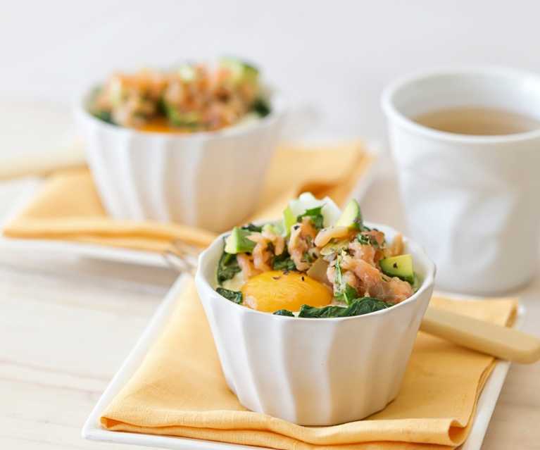 Uova in camicia con salsa di salmone e avocado Uova in camicia con salsa di salmone e avocado
