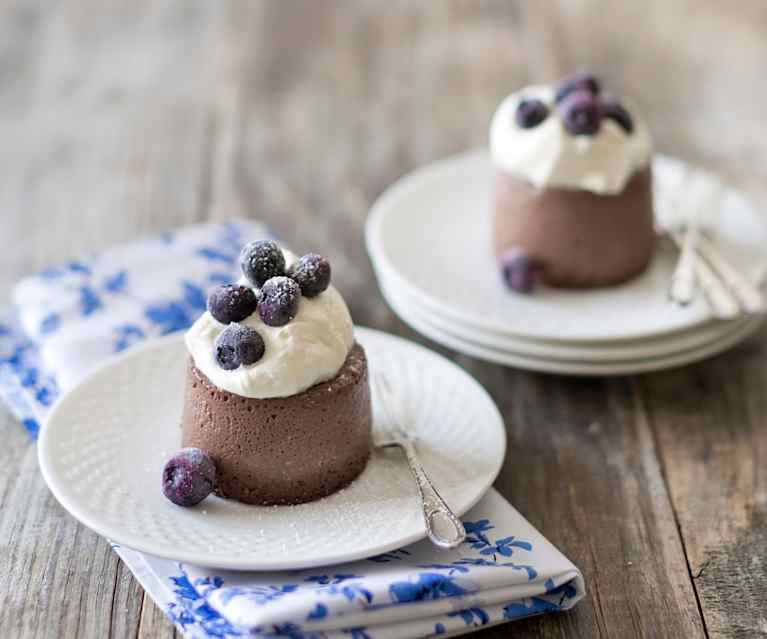 Baked chocolate ricotta with blueberries and cream Baked chocolate ricotta with blueberries and cream