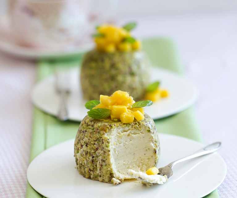 Steamed pistachio cheesecakes with mango Steamed pistachio cheesecakes with mango