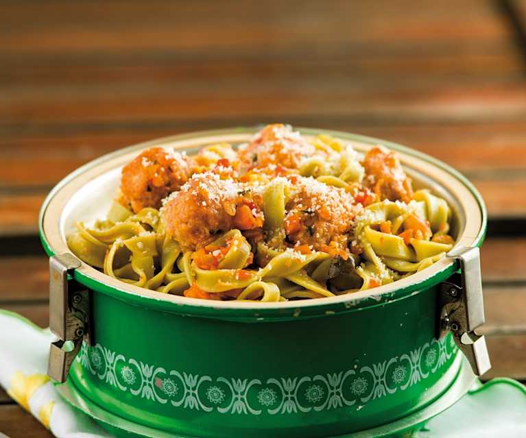 Almôndegas de frango e salsichas frescas com fettuccini