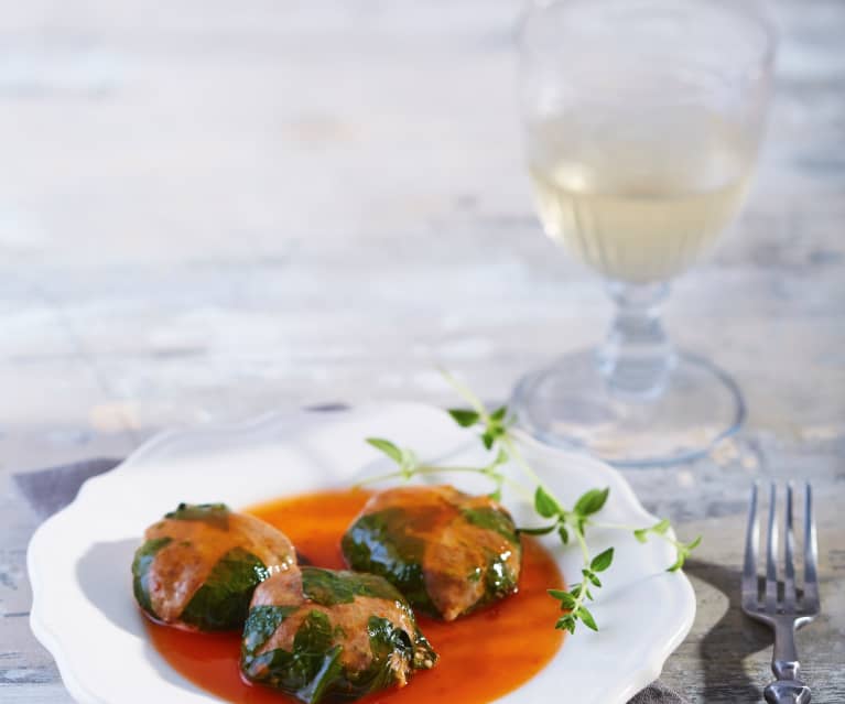 Tortitas de carne en cama de espinaca con salsa roja