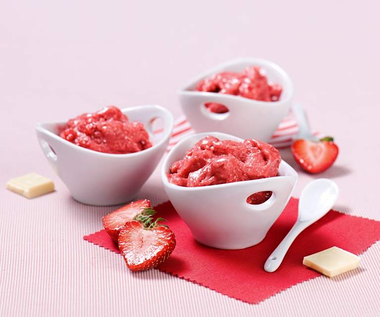 Lody truskawkowe z białą czekoladą Lody truskawkowe z białą czekoladą