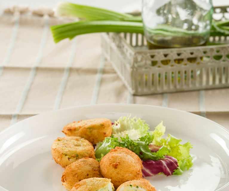 Huevos rellenos de quesitos, cebolleta y apio Huevos rellenos de quesitos, cebolleta y apio