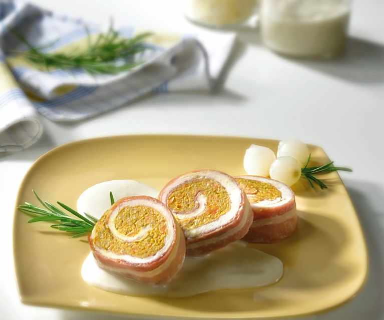 Rotolo di pollo e speck con salsa al cipollotto Rotolo di pollo e speck con salsa al cipollotto