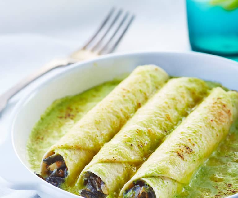 Taquitos de huitlacoche en salsa poblana gratinados