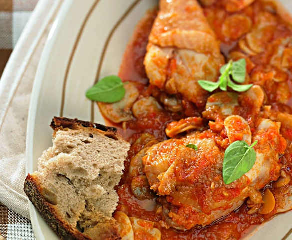 Kurczak duszony z czerwoną papryką