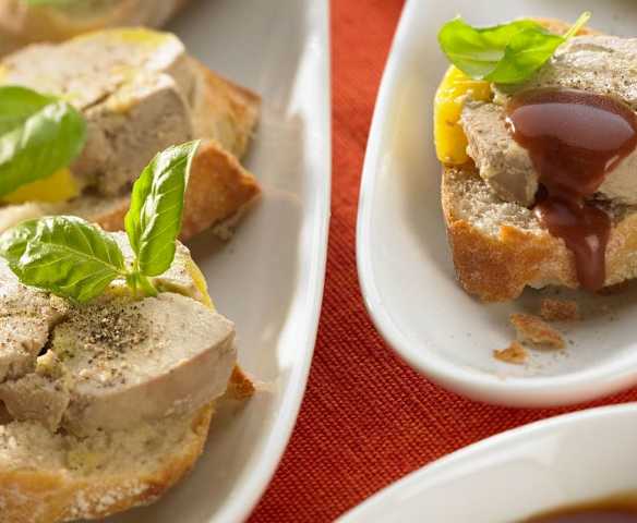 Pasztet Foie gras w sosie ze słodkiego wina