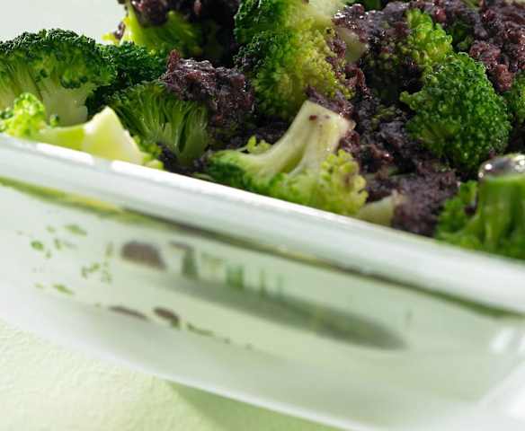 Brokuły z czarnymi oliwkami