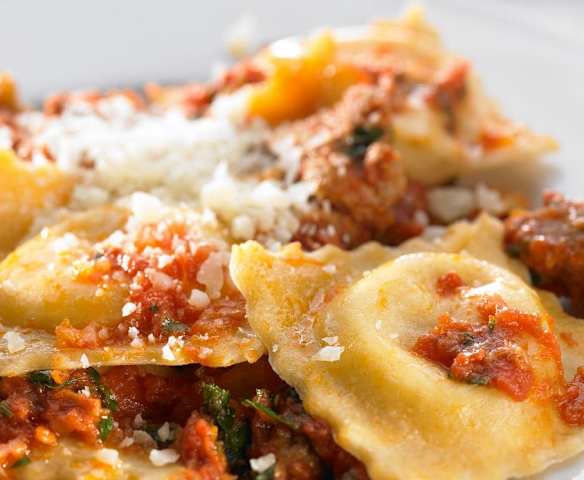 Ravioli mit süßer Ricottafüllung und Lamm-Tomaten-Ragout