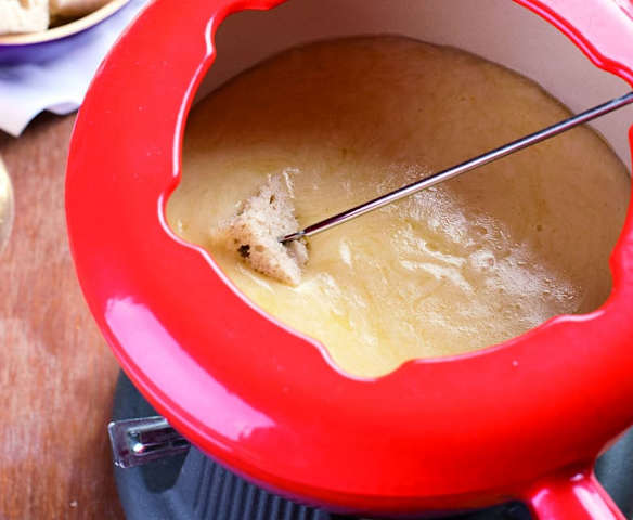 Szwajcarskie fondue serowe