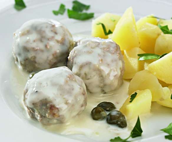 Boulettes de viande et pommes de terre vapeur à la sauce aux câpres