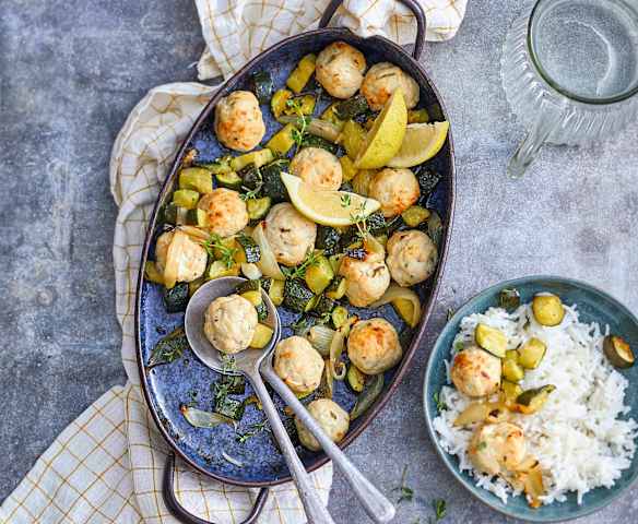 Boulettes de poulet au citron, courgettes et riz basmati
