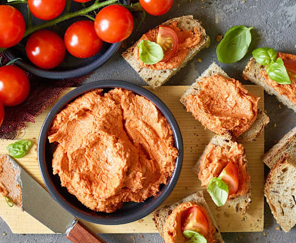 Cremige Basilikum-Tomatenbutter