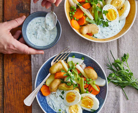 Légumes de printemps, œufs durs et sauce aux herbes