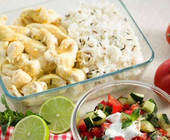 Pollo con arroz salvaje y ensalada de pepino y tomate