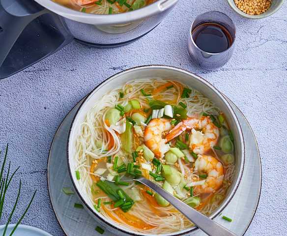 Bouillon aux fèves, carottes, crevettes et vermicelles de riz