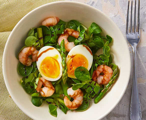 Salada de canónigos com ovo e camarão