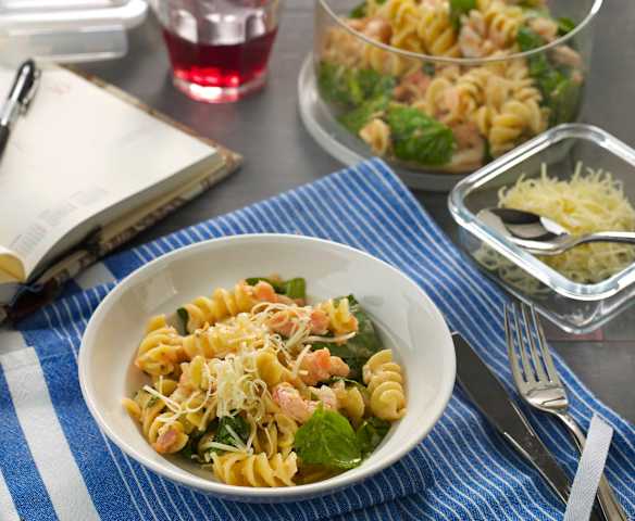 Pasta con salmón ahumado y gambas para dos