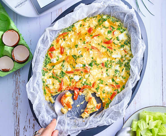 Omelette aux poivrons, à la feta et aux herbes