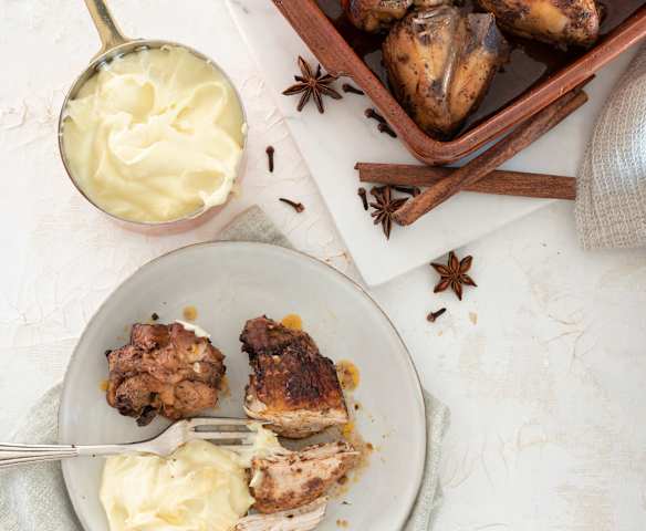 Pollo marinado con puré de patatas