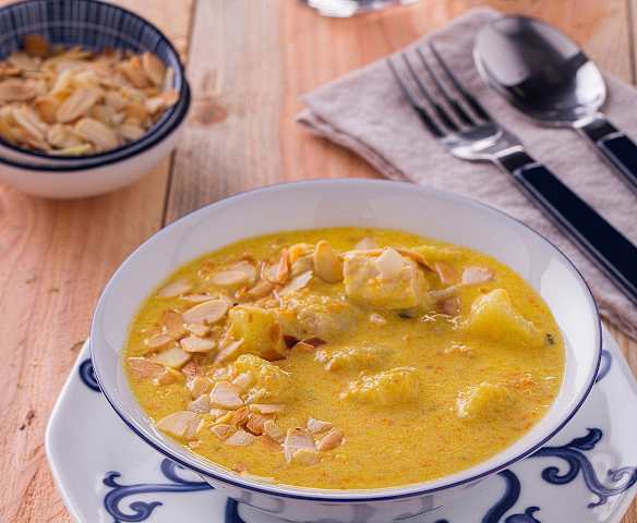 Zuppa di pollo e mandorle