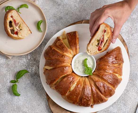 Party ring with ham and cheese