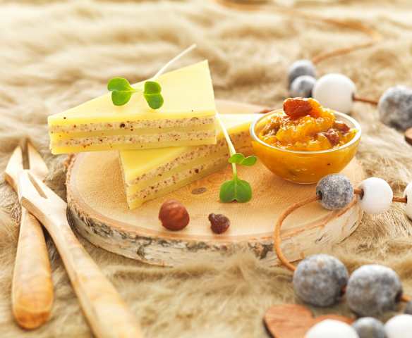 Mille-feuilles de comté au beurre de noisette et chutney mangue-raisin