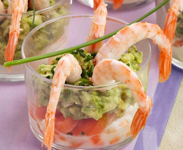 Vasitos de salmón, gambas, aguacate y queso fresco