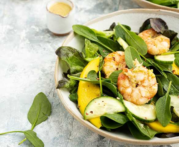 Ensalada cremosa de gambas con mango y pepino
