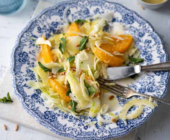 Fenchel-Orangen-Salat mit Pinienkernen Fenchel-Orangen-Salat mit Pinienkernen