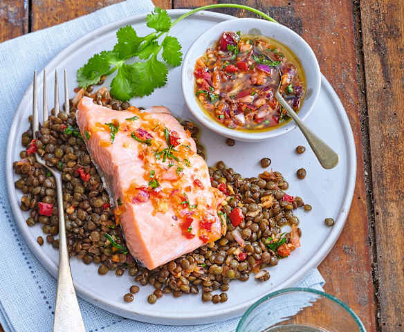 Pavés de saumon, lentilles vertes et sauce à l’oignon rouge