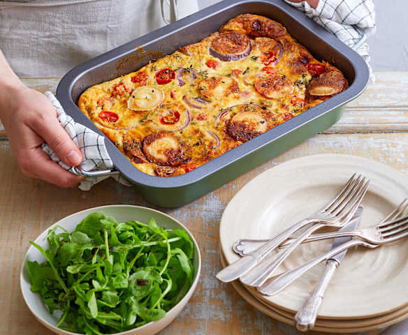 Pancake suédois géant, tomates, oignons rouges et chèvre