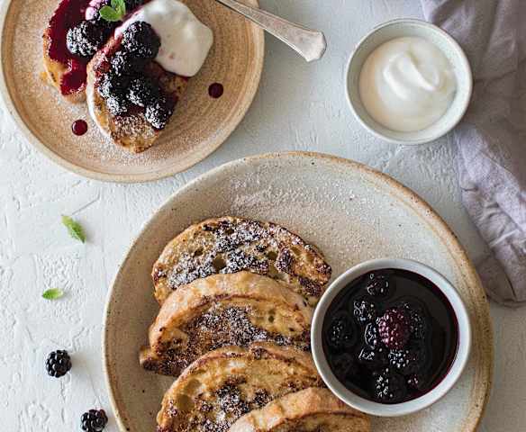 Tostadas francesas con compota de moras Tostadas francesas con compota de moras