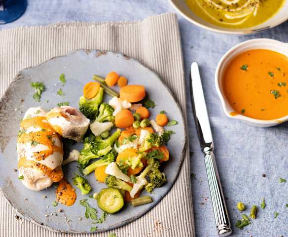 Menú: Crema de verduras. Pollo con ensaladilla y salsa de piquillos