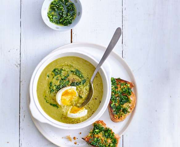 Purée de pois cassés, œuf mollet et tartines à la persillade