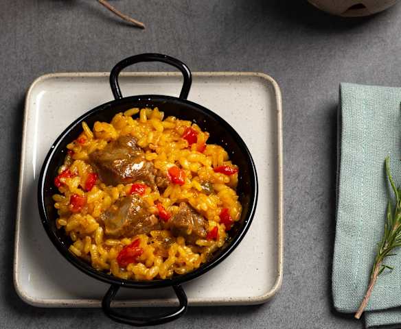 Arroz en textura de paella con carrillera ibérica