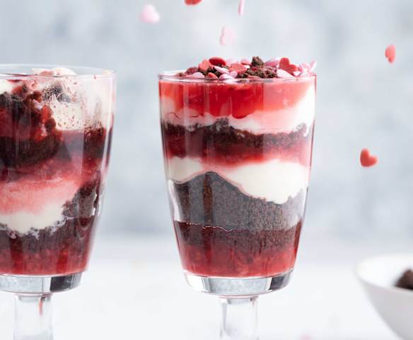Vasitos de crumble de chocolate y chile, reducción de frutos rojos y nata