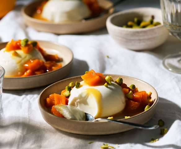 Panna cotta z rumienionymi brzoskwiniami