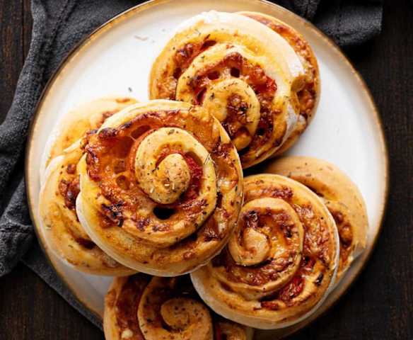 Petits rouleaux de pizza au chorizo et au miel épicé