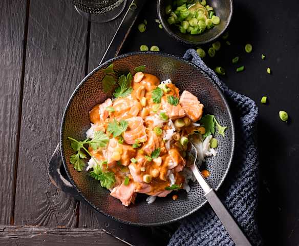 Reis mit Lachs und Erdnusssauce