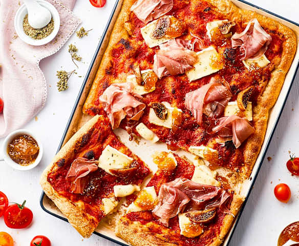 Pizza multicereali con Brie, prosciutto crudo e confettura di fichi