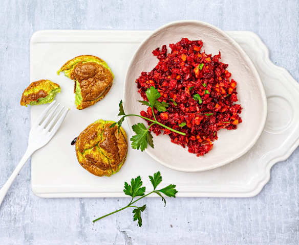 Soufflés au persil dans le Nester avec salade de crudités