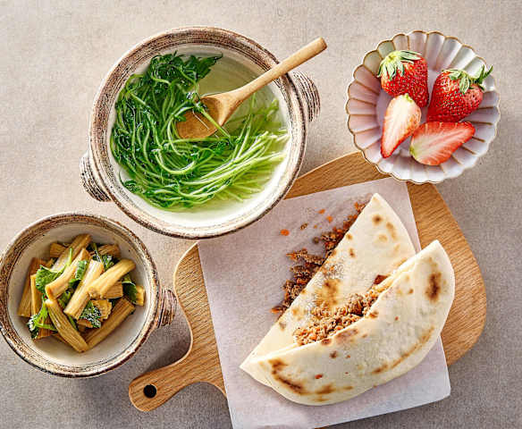 午餐(凉拌香菜腐竹、白饼夹肉、豌豆尖汤) 午餐(凉拌香菜腐竹、白饼夹肉、豌豆尖汤)