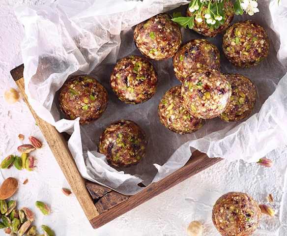 Yaban Mersinli Kuruyemişli Hurma Topu Yaban Mersinli Kuruyemişli Hurma Topu