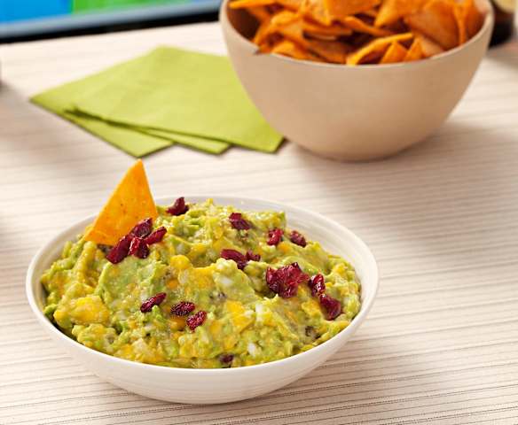 Guacamole con mango y arándanos rojos