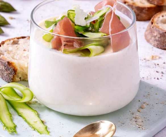 Crème d'asperges au parmesan, au jambon de Parme et aux lamelles d'asperges vertes