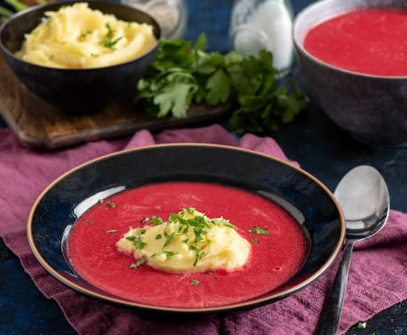 Barszcz czerwony z ziemniaczaną wyspą (w stacji Thermomix Friend®)