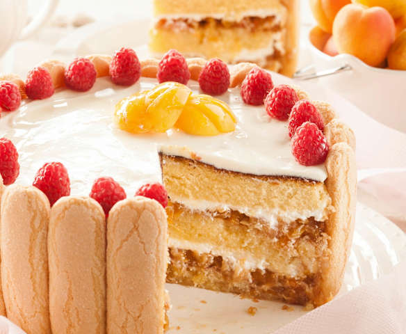 Charlota de albaricoques con crema de limón